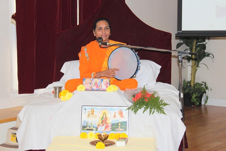 Pragyaputri Rashmiben Enthralls Satsang Center In Sacred Shravana Month