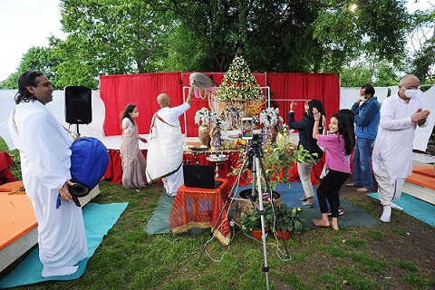 Near Boston, A Friendly’s-turned-Hindu Temple Serves Holy Offerings To Go