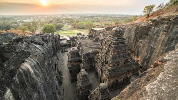 https://sg-dae.kxcdn.com/blog/wp-content/uploads/2016/08/kailasha-temple-ellora.jpg